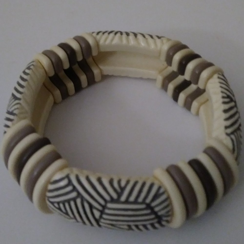 SOLD SOLD SOLD SOLD Beautiful Carved Bone Stretch Bracelet - Picture 7 of 16